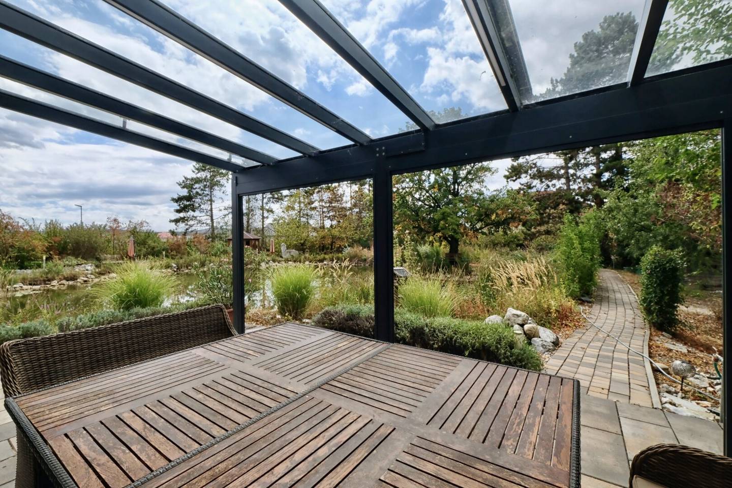 Living in the green with private pond - Spacious residential estate on almost 5,000 m²