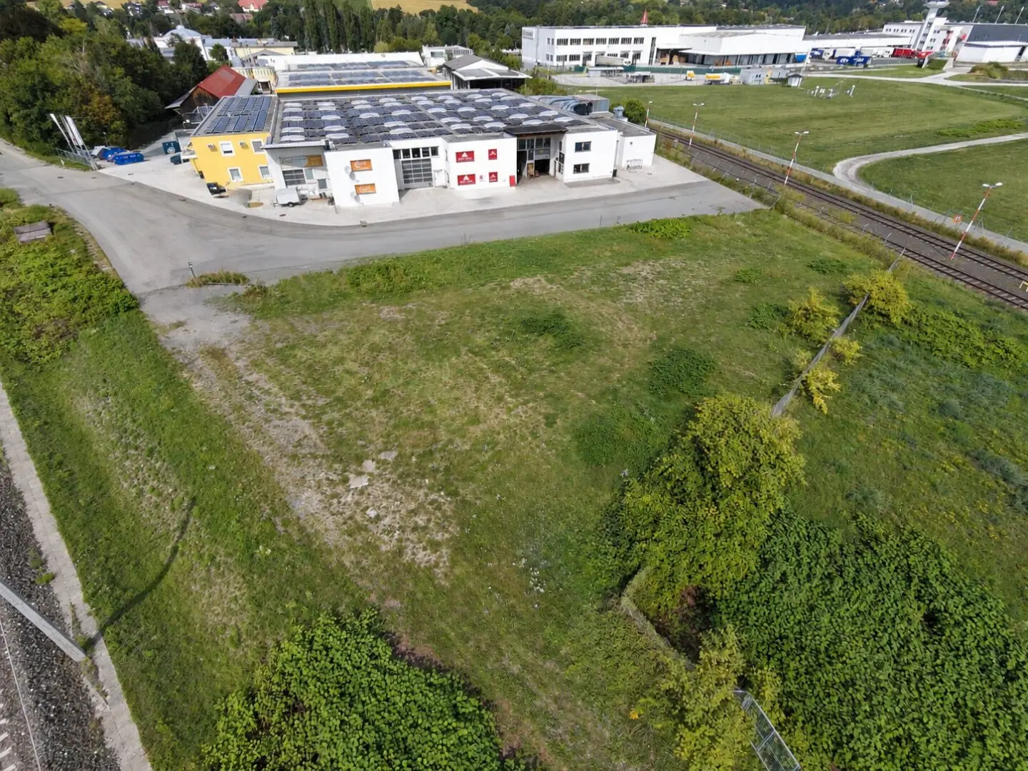 Paved commercial open area in Klagenfurt – approx. 1,715 m², also for trucks &amp; construction machinery