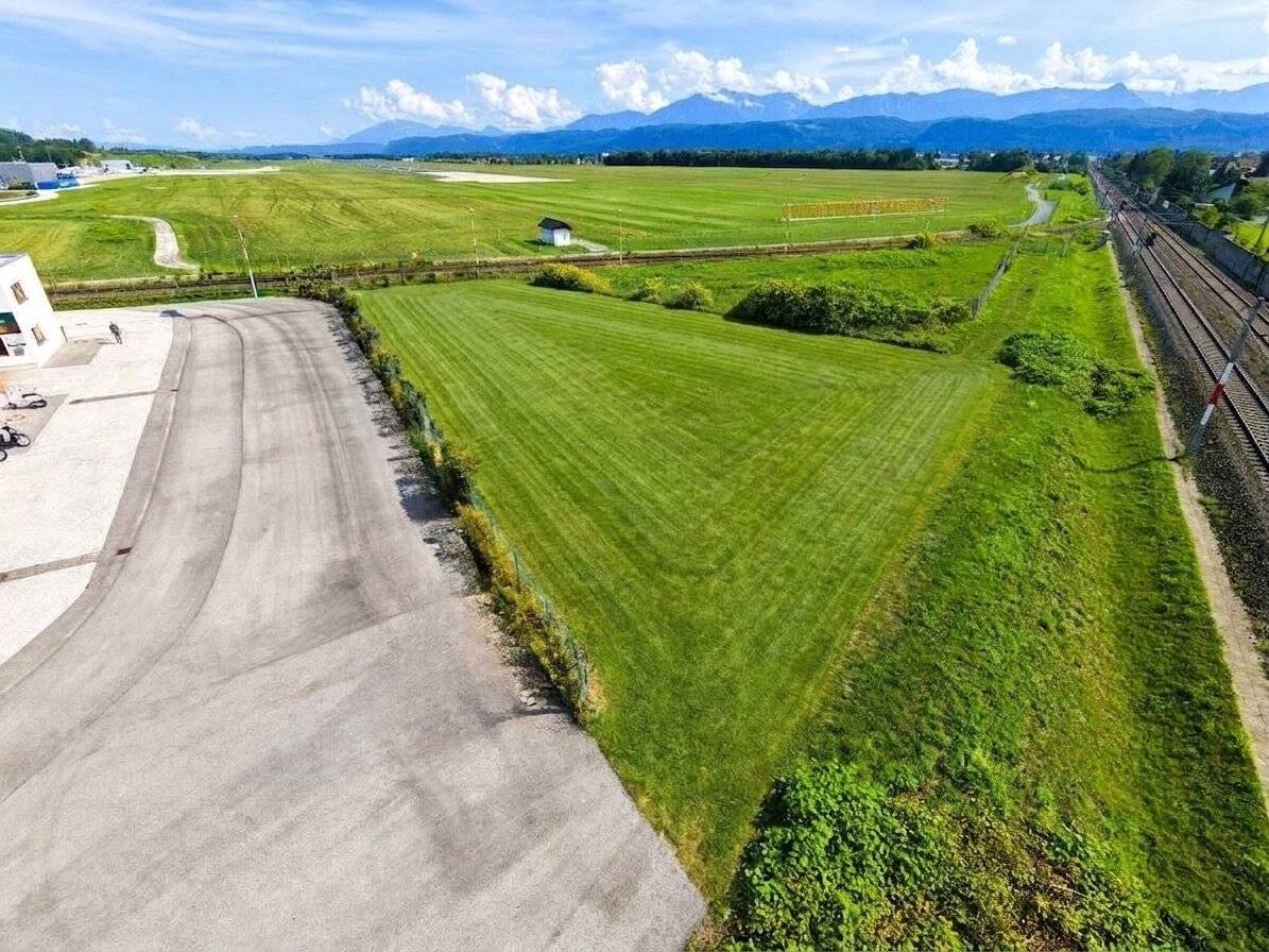Paved commercial open area in Klagenfurt – approx. 1,715 m², also for trucks &amp; construction machinery
