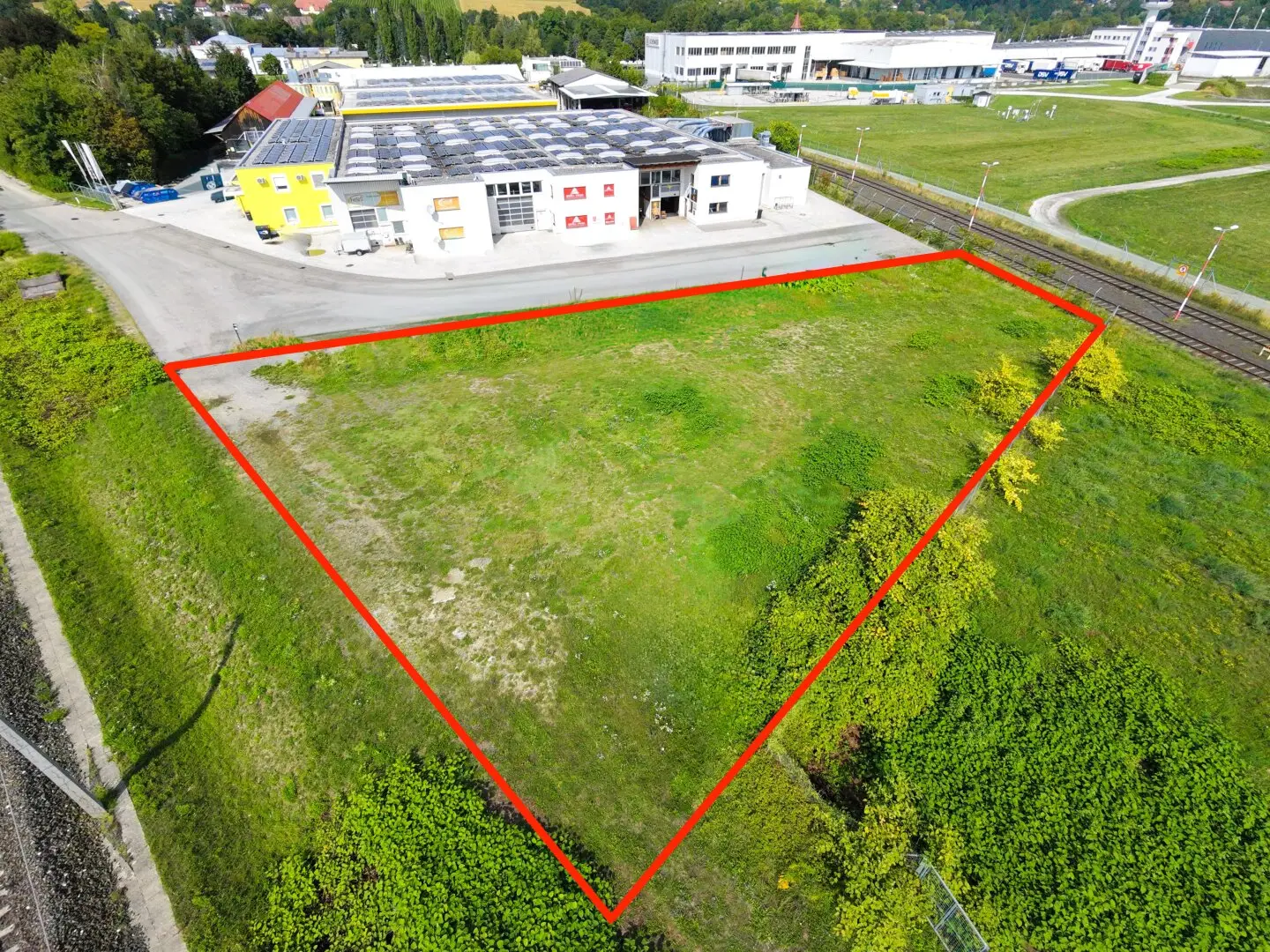 Paved commercial open area in Klagenfurt – approx. 1,715 m², also for trucks &amp; construction machinery