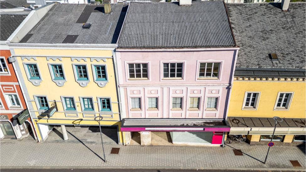 Listed investor apartment with representative commercial floor
