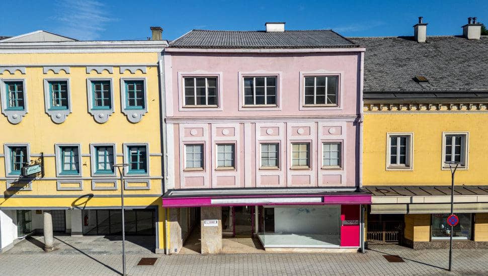 Listed investor apartment with representative commercial floor