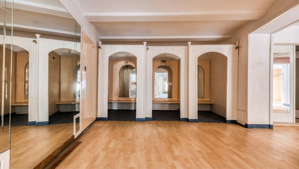 Listed investor apartment with representative commercial floor
