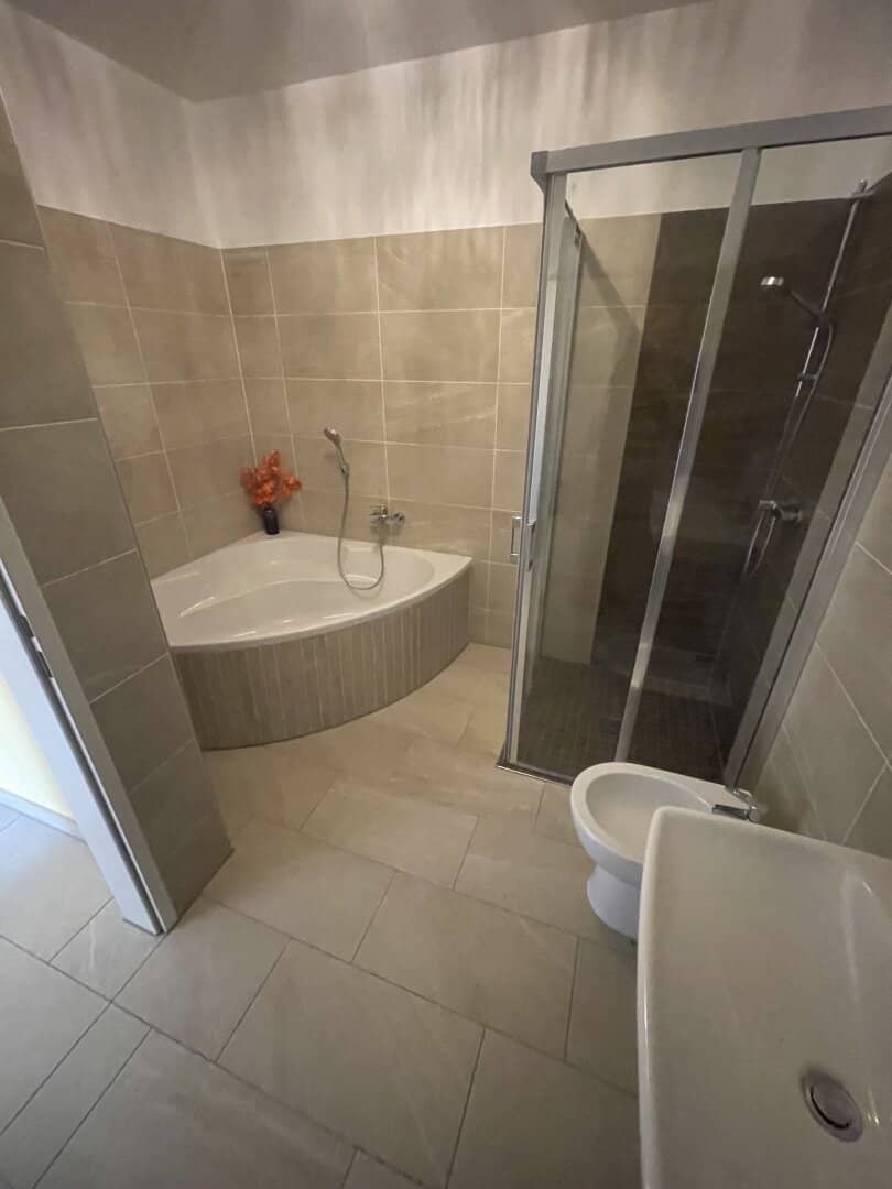 Commission free and immediate occupancy 3 room apartment with over 50 m² terrace area directly on the Vienna city border - Top 3/9