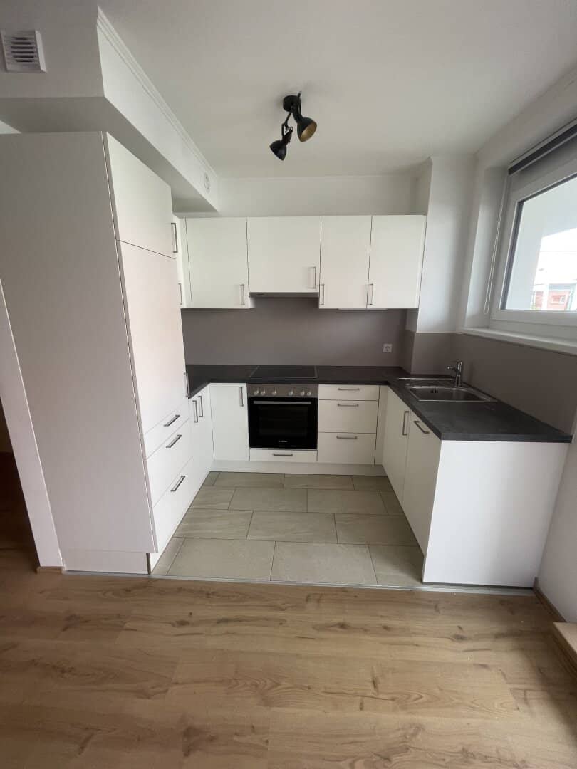 Commission free and immediate occupancy 3 room apartment with over 50 m² terrace area directly on the Vienna city border - Top 3/9