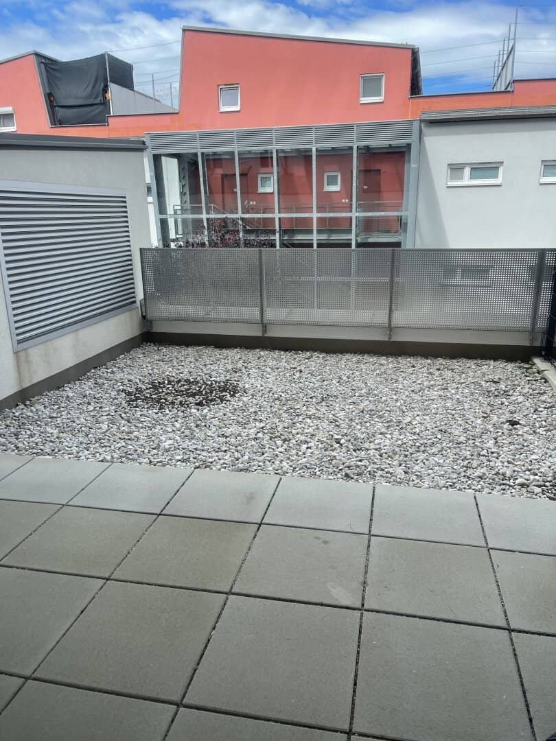 Commission free and immediate occupancy 3 room apartment with over 50 m² terrace area directly on the Vienna city border - Top 3/9