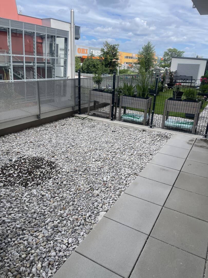 Commission free and immediate occupancy 3 room apartment with over 50 m² terrace area directly on the Vienna city border - Top 3/9