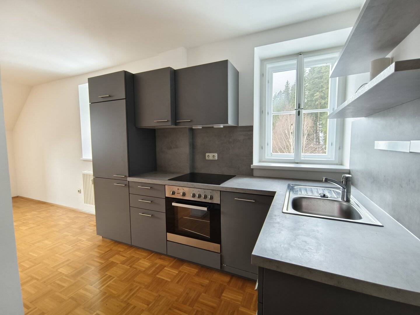 2 Zimmer Wohnung mit Küche und gratis Parkplatz