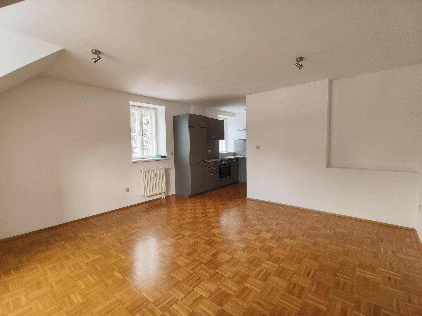 2 Zimmer Wohnung mit Küche und gratis Parkplatz