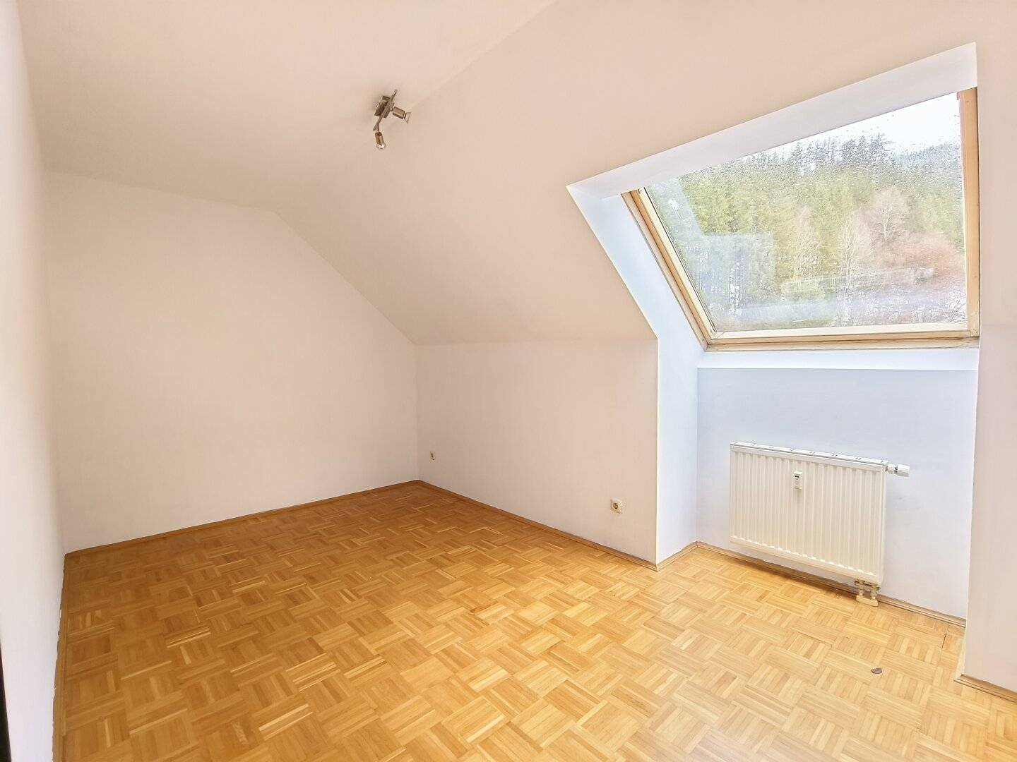 2 Zimmer Wohnung mit Küche und gratis Parkplatz