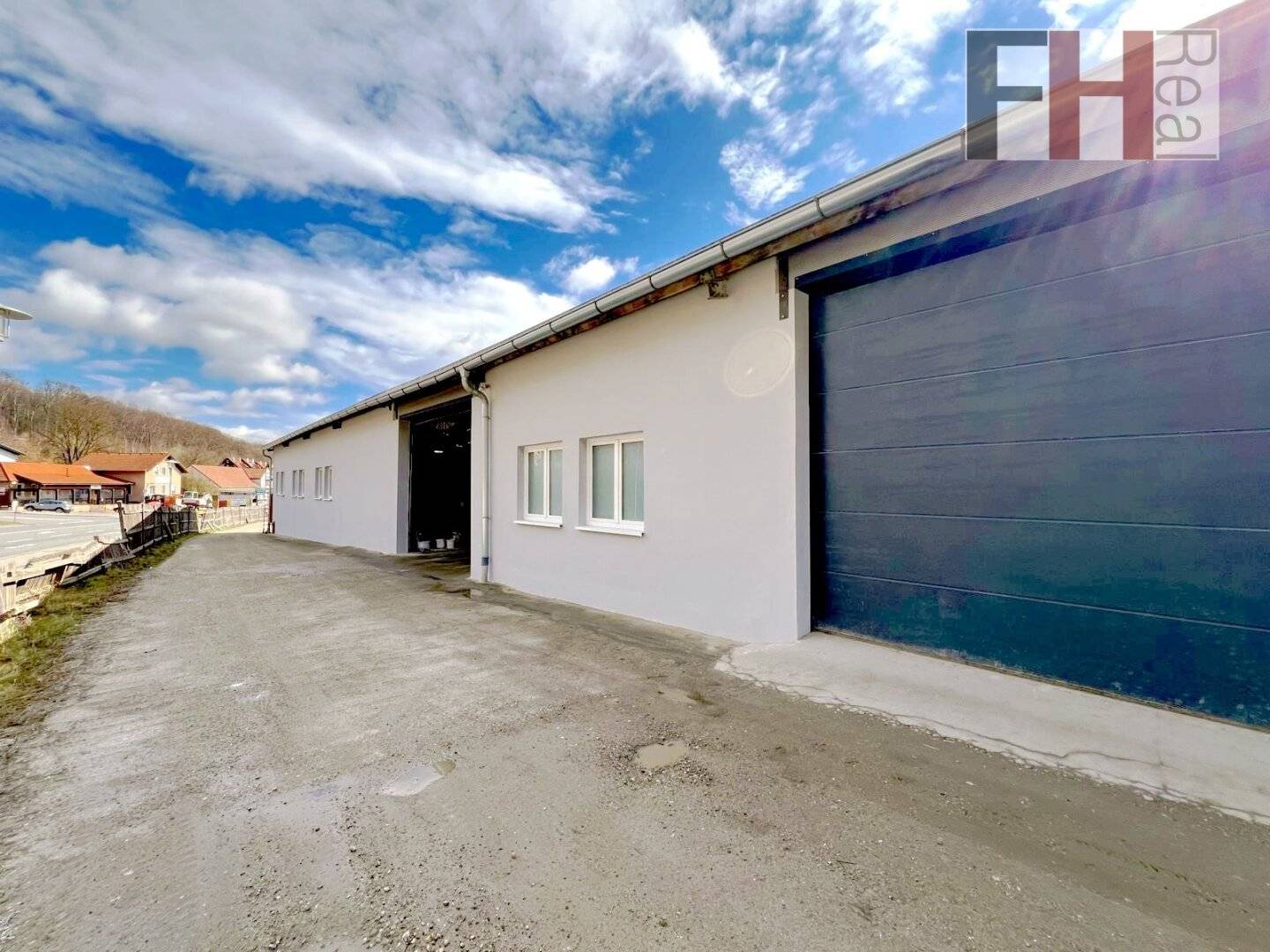 220m² große Lagerhalle, erweiterbar auf 360m², Raumhöhe 4m, großes elektrisches Einfahrtstor, am Ortsrand von Gablitz!