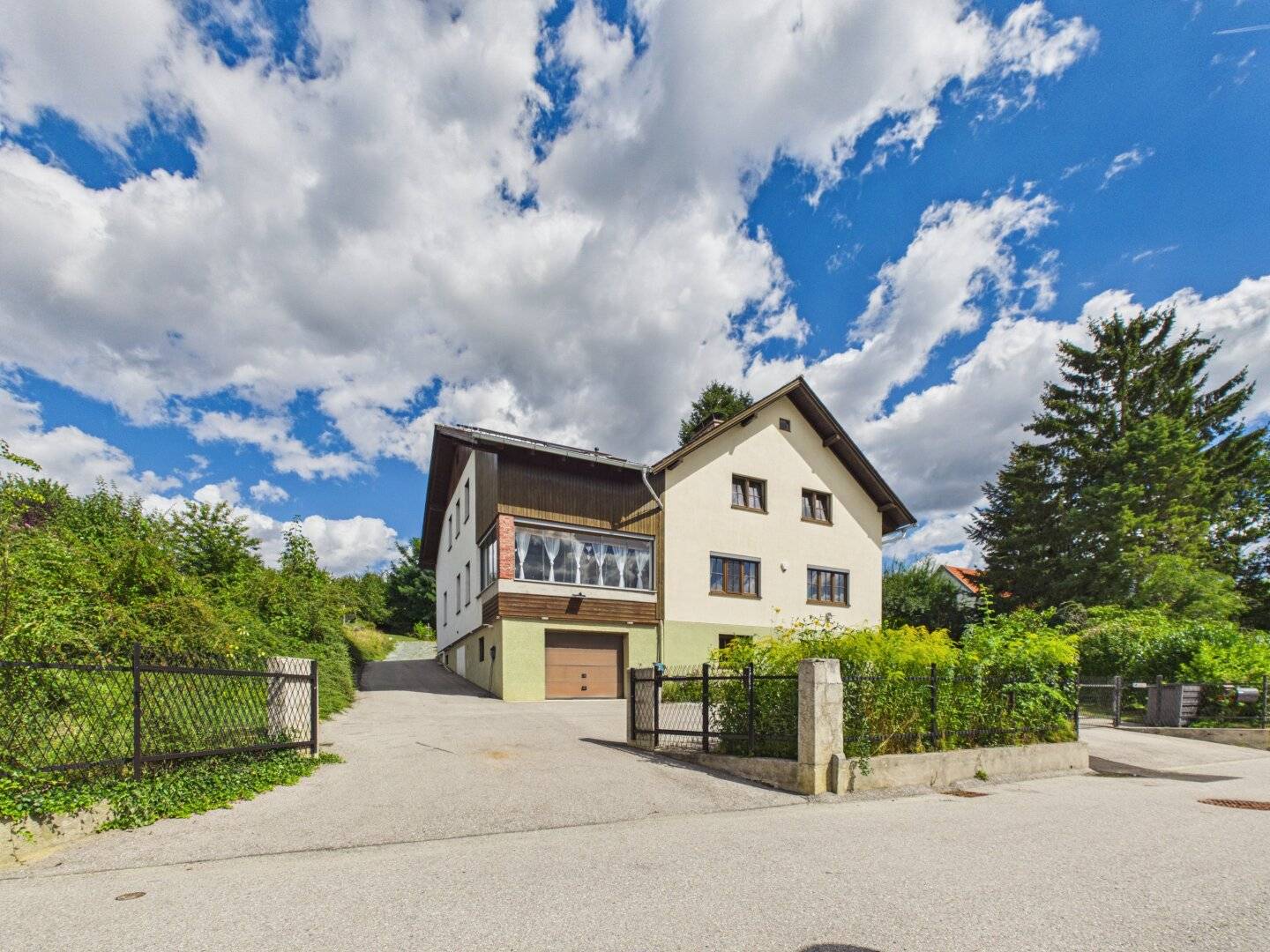Spacious 12-room two-family house with conservatory and 2 garages | 2851 Krumbach