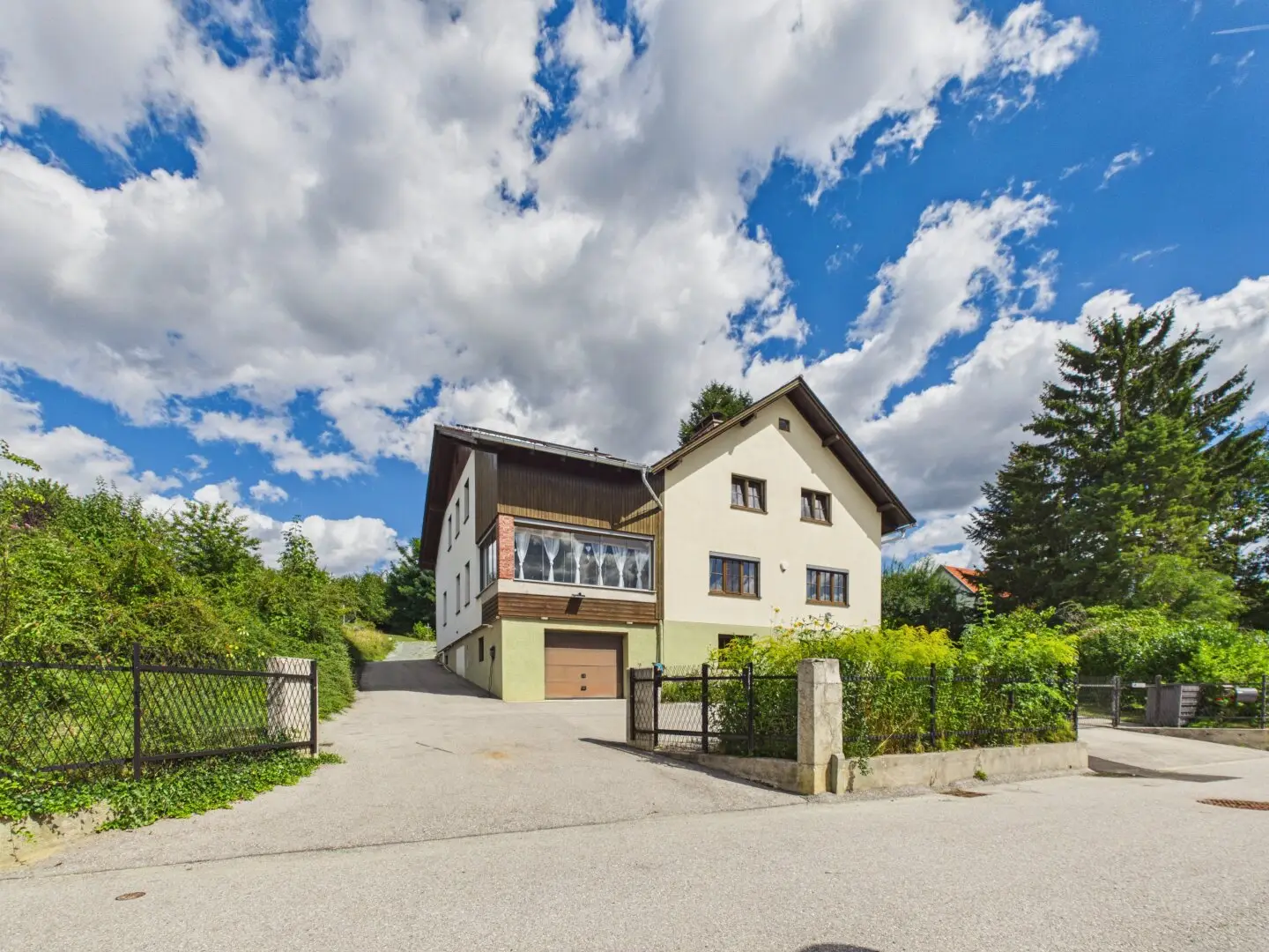 Spacious 12-room two-family house with conservatory and 2 garages | 2851 Krumbach