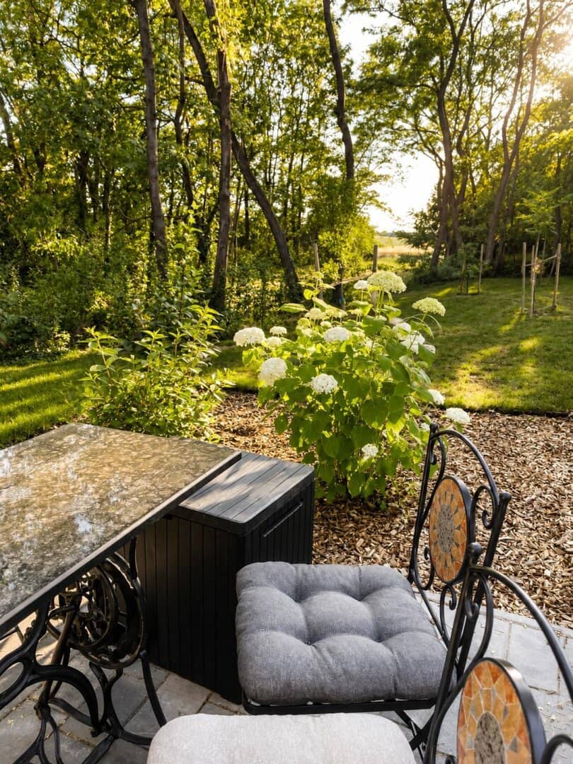 Forget hustle, the gray of everyday life and bad air. Experience balance, green nature, and healthy forest air