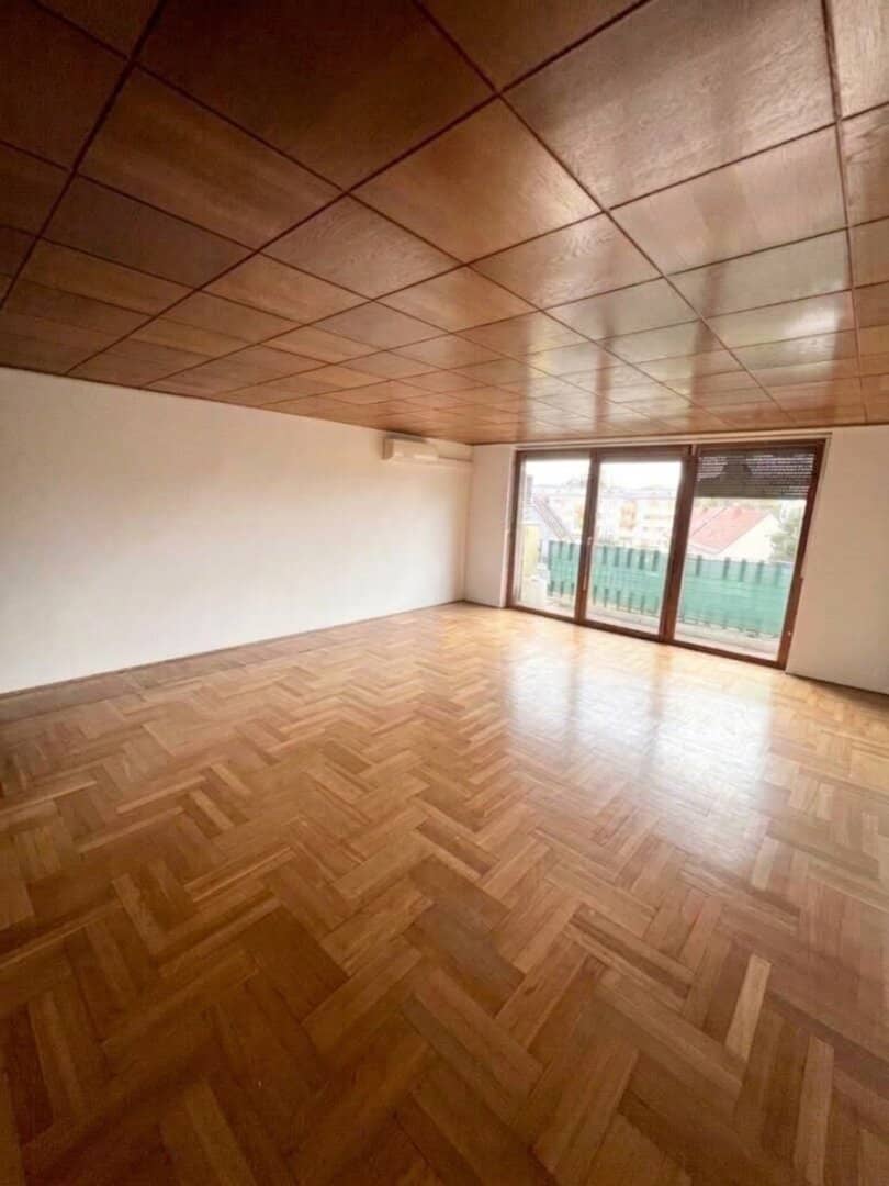 Attractive bright very spacious 3-room apartment in 8041 Graz, 90 m², partially renovated, air conditioning - arrange an appointment immediately
