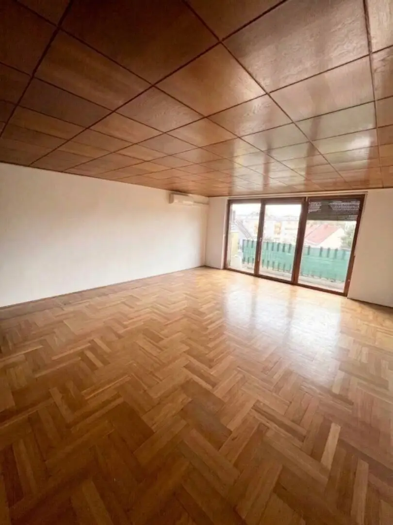 Attractive bright very spacious 3-room apartment in 8041 Graz, 90 m², partially renovated, air conditioning - arrange an appointment immediately