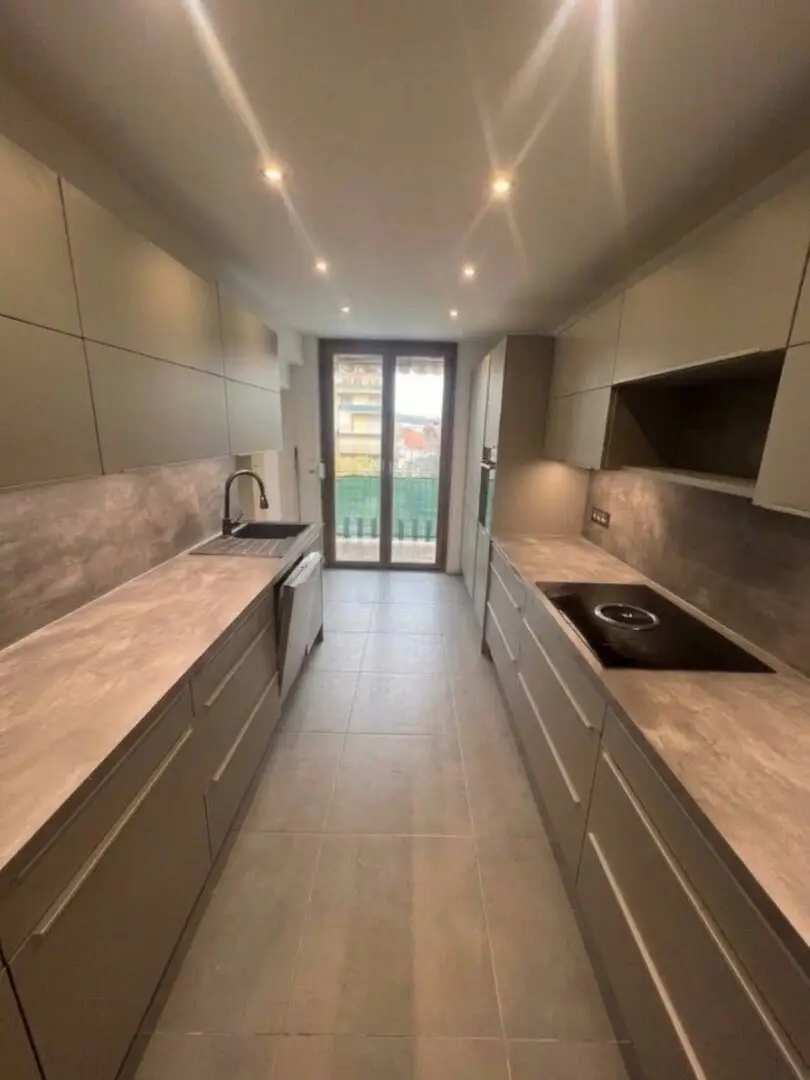 Attractive bright very spacious 3-room apartment in 8041 Graz, 90 m², partially renovated, air conditioning - arrange an appointment immediately