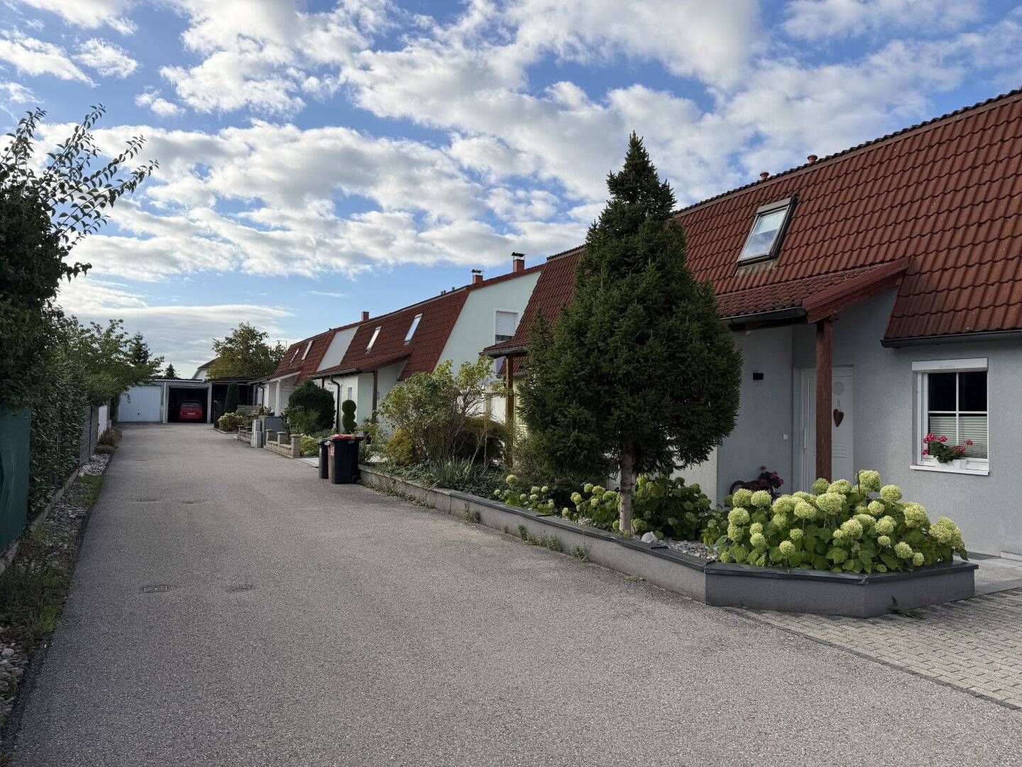 Gepflegte Doppelhaushälfte mit Keller und Garage in einer sehr ruhigen Lage