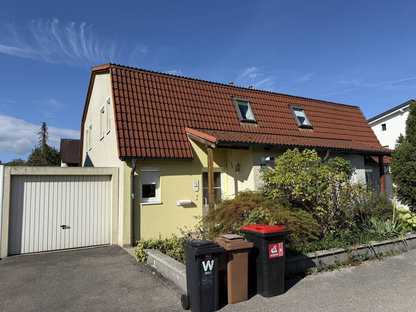 Gepflegte Doppelhaushälfte mit Keller und Garage in einer sehr ruhigen Lage