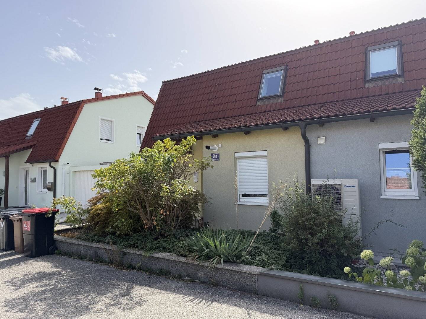Gepflegte Doppelhaushälfte mit Keller und Garage in einer sehr ruhigen Lage