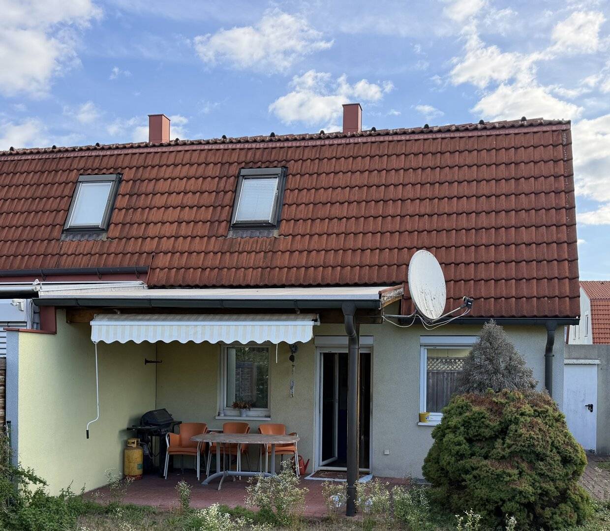 Gepflegte Doppelhaushälfte mit Keller und Garage in einer sehr ruhigen Lage