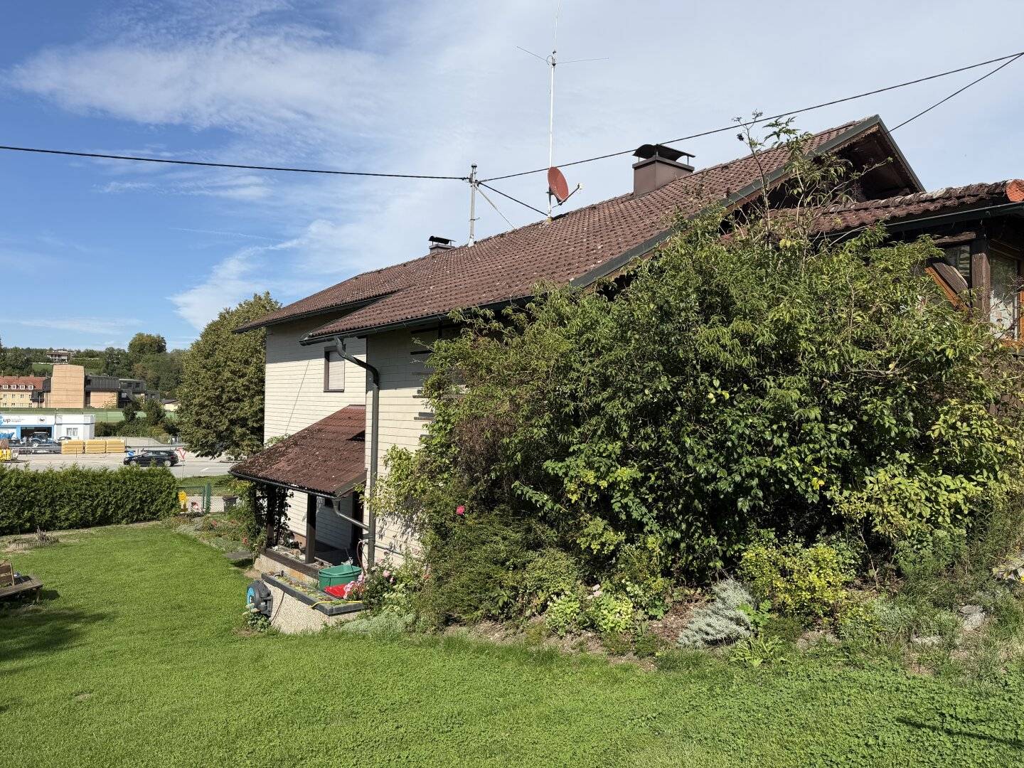 Large house with many rooms or 2 apartments, conservatory, large garden, garage