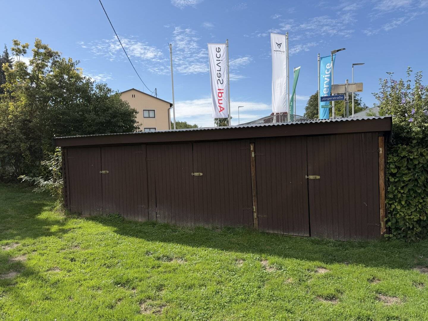 Large house with many rooms or 2 apartments, conservatory, large garden, garage