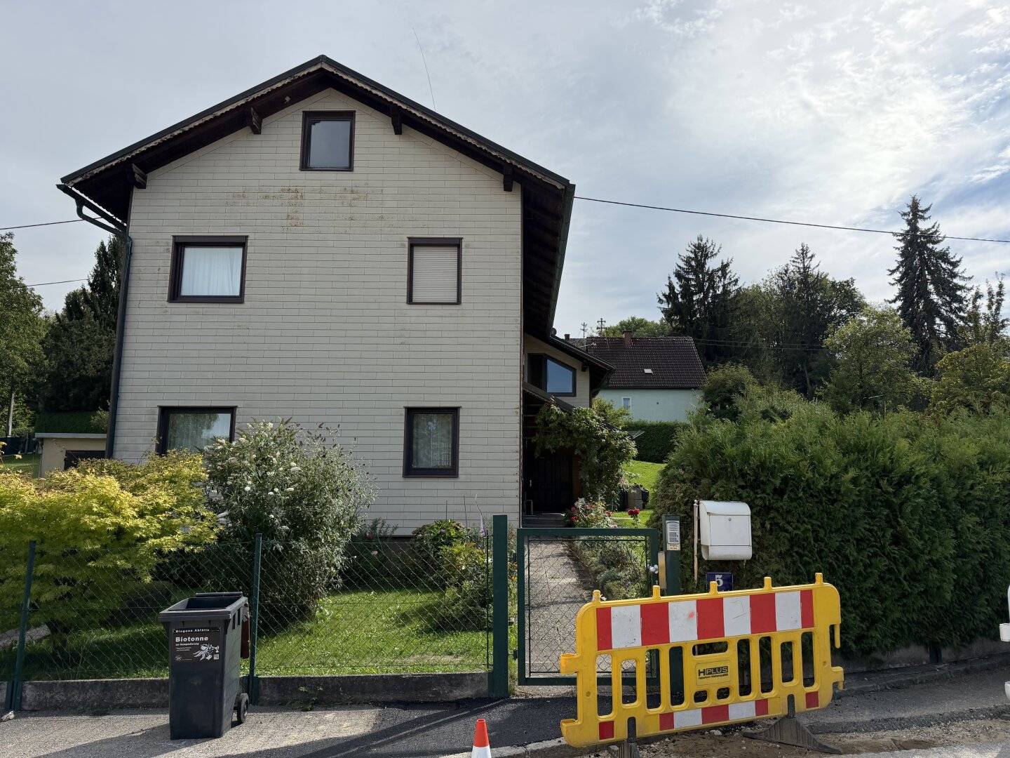 Large house with many rooms or 2 apartments, conservatory, large garden, garage