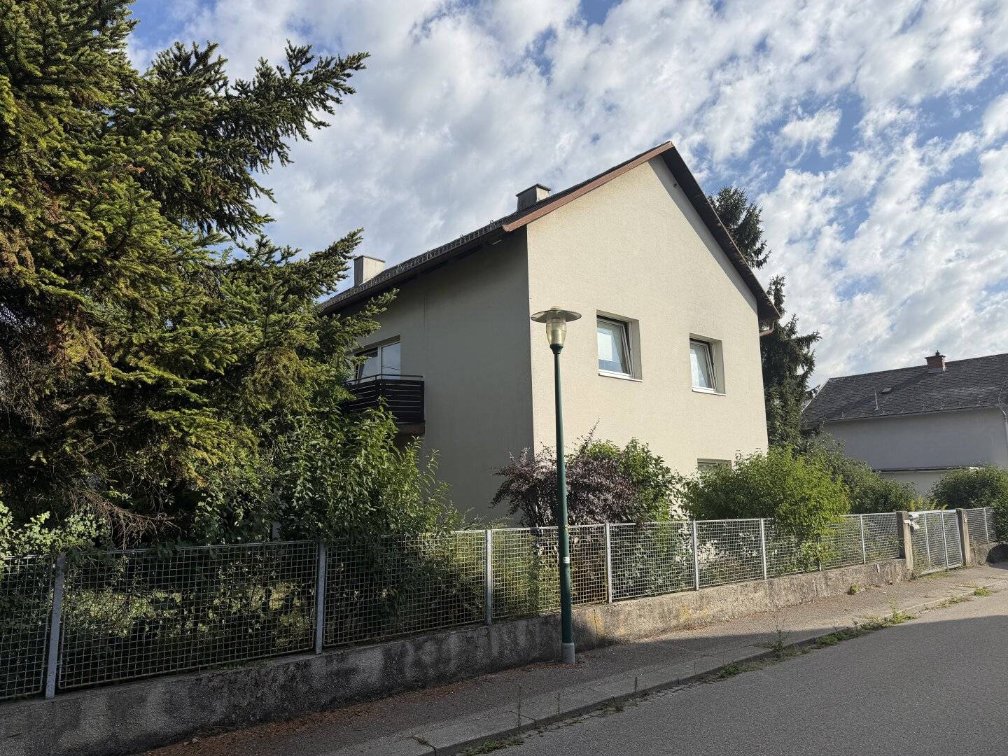 Large older house in very good residential location, garage, large garden