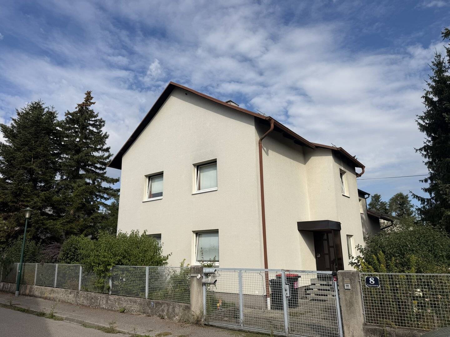 Large older house in very good residential location, garage, large garden