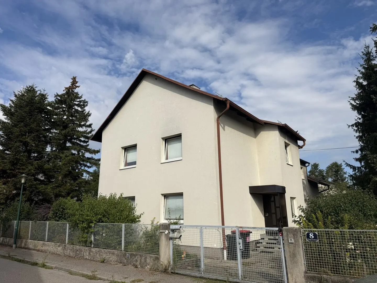 Großes älteres Haus in sehr guter Wohnlage, Garage, großer Garten