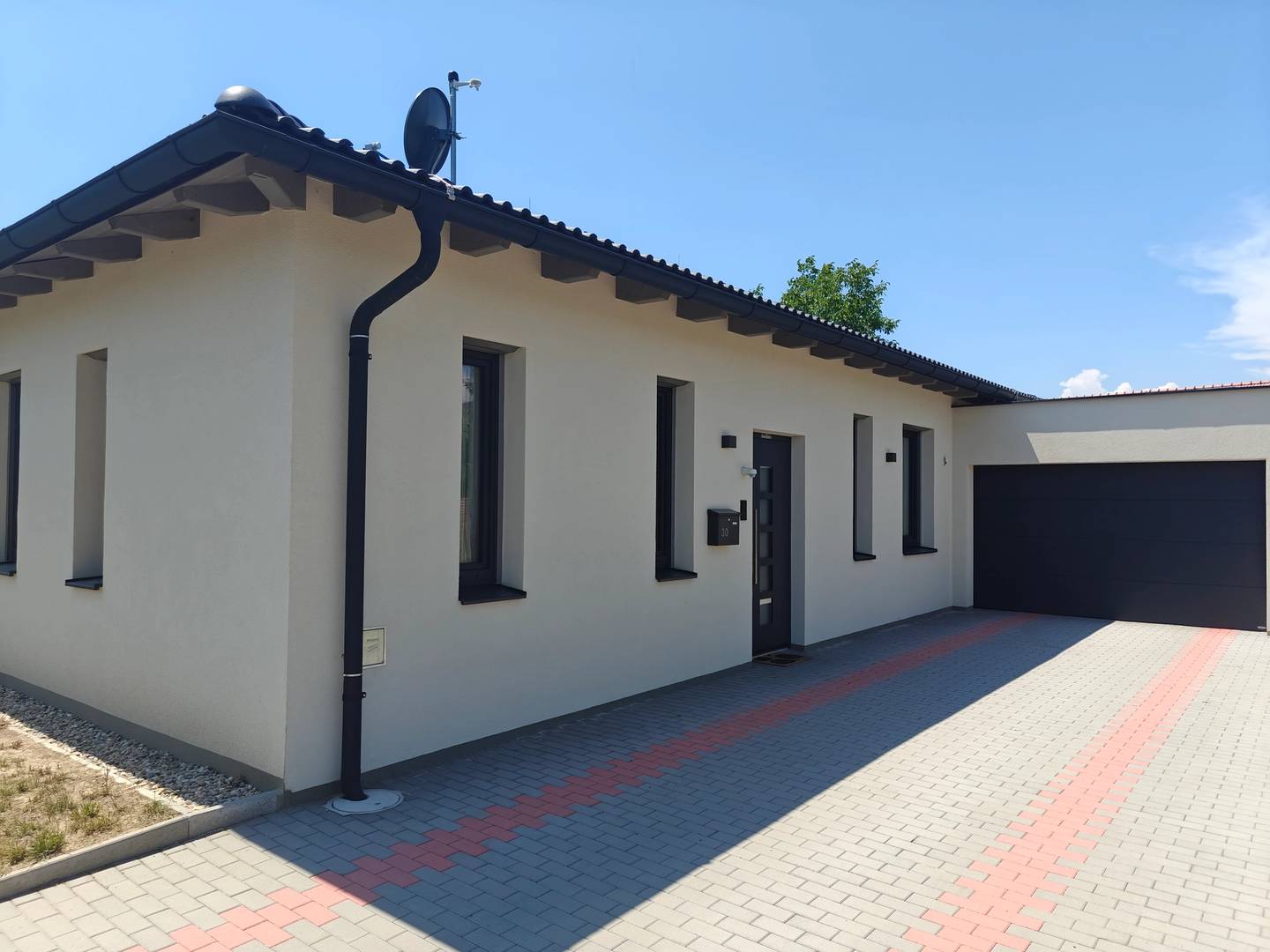 Barrierefreie Wohnung mit großem Garten und Photovoltaik