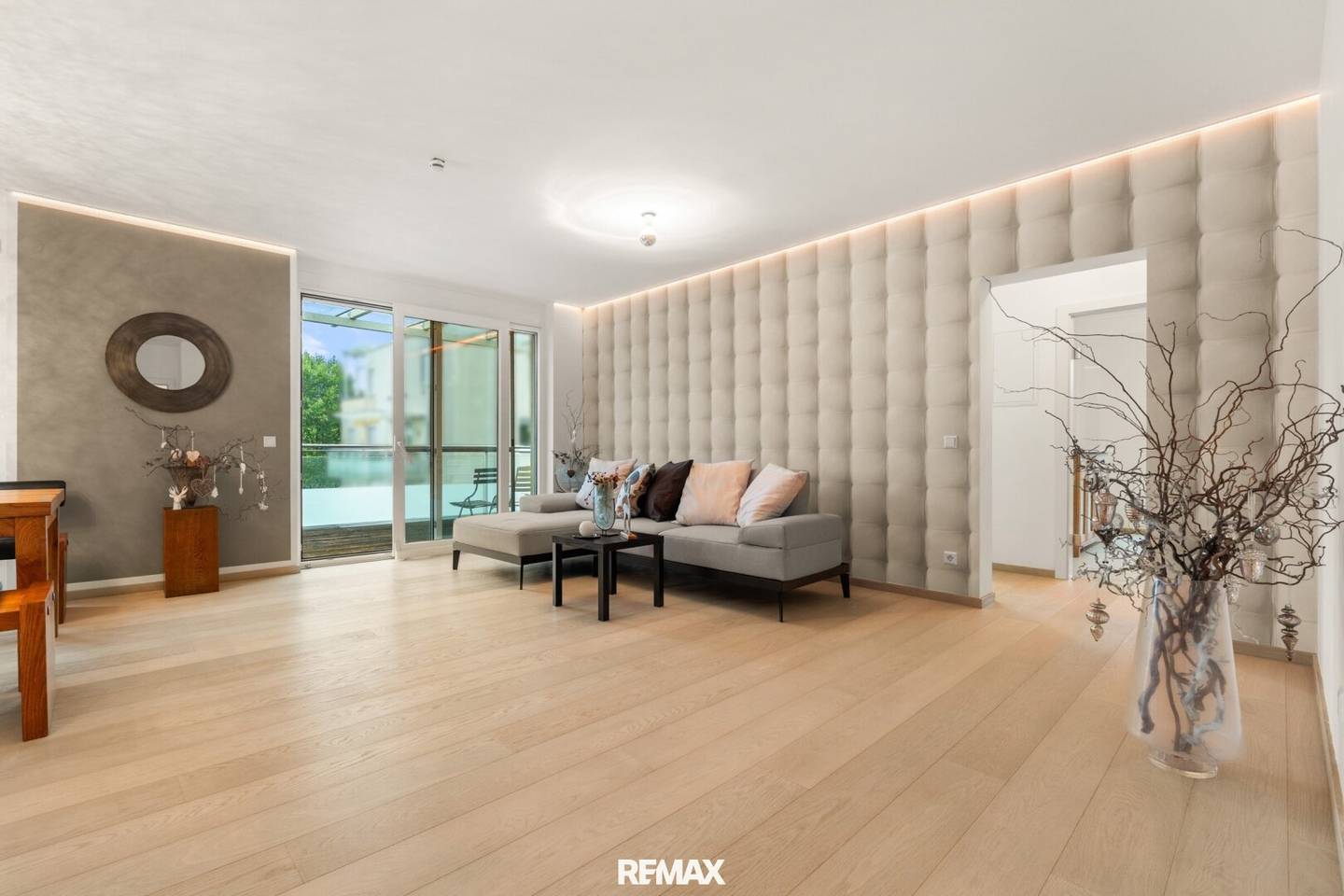 Exclusive living experience in St. Martin: Nearly new 3-room apartment with high-quality furniture, large southwest balcony and underground parking space