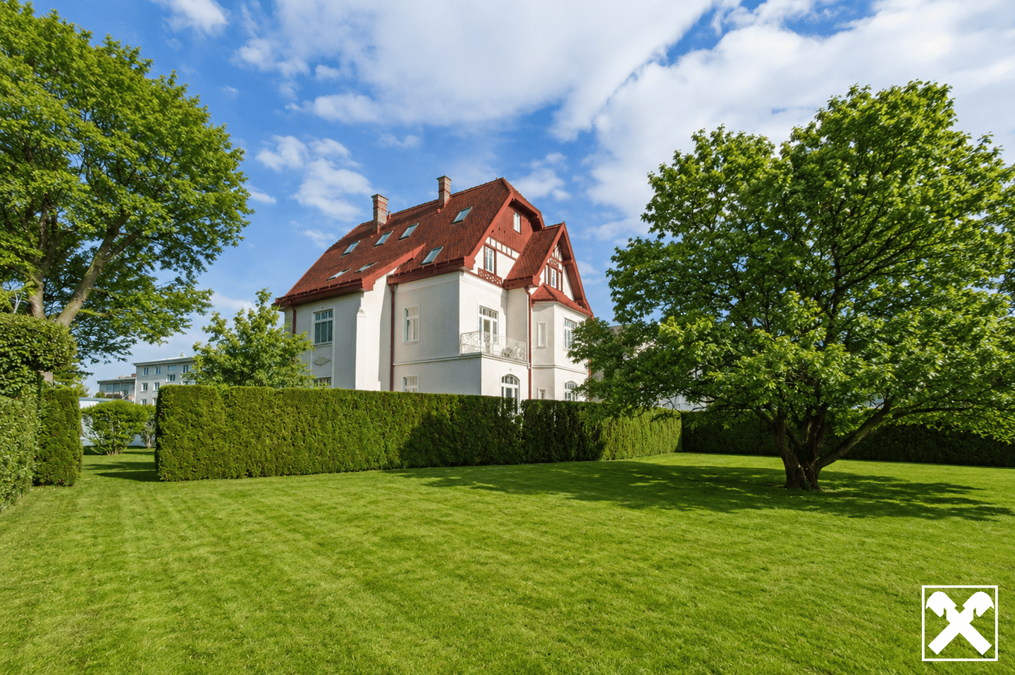 Bright Dachgeschosswohnung in elegant city villa with lift