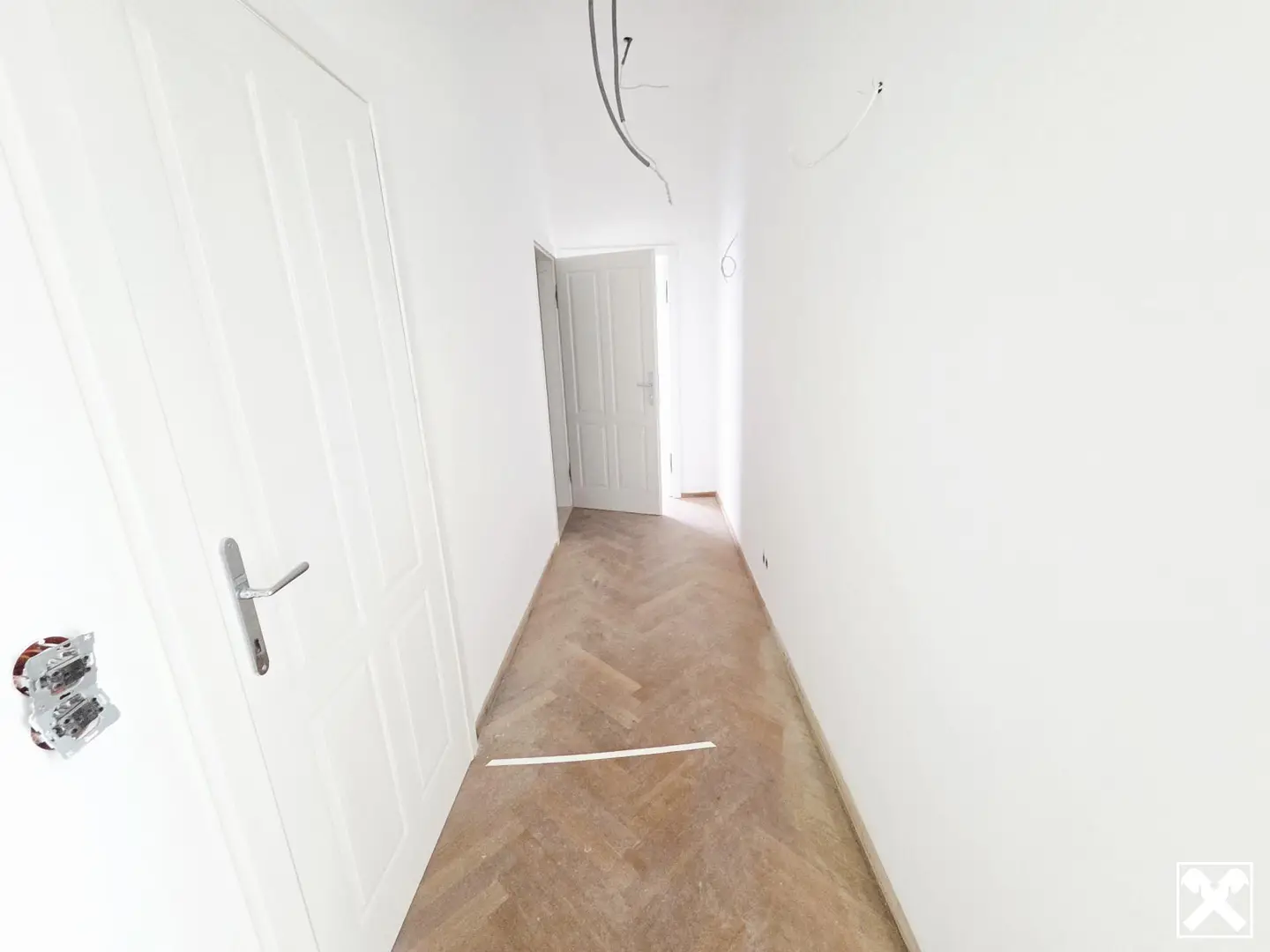 Altbauwohnung with herringbone parquet and underfloor heating