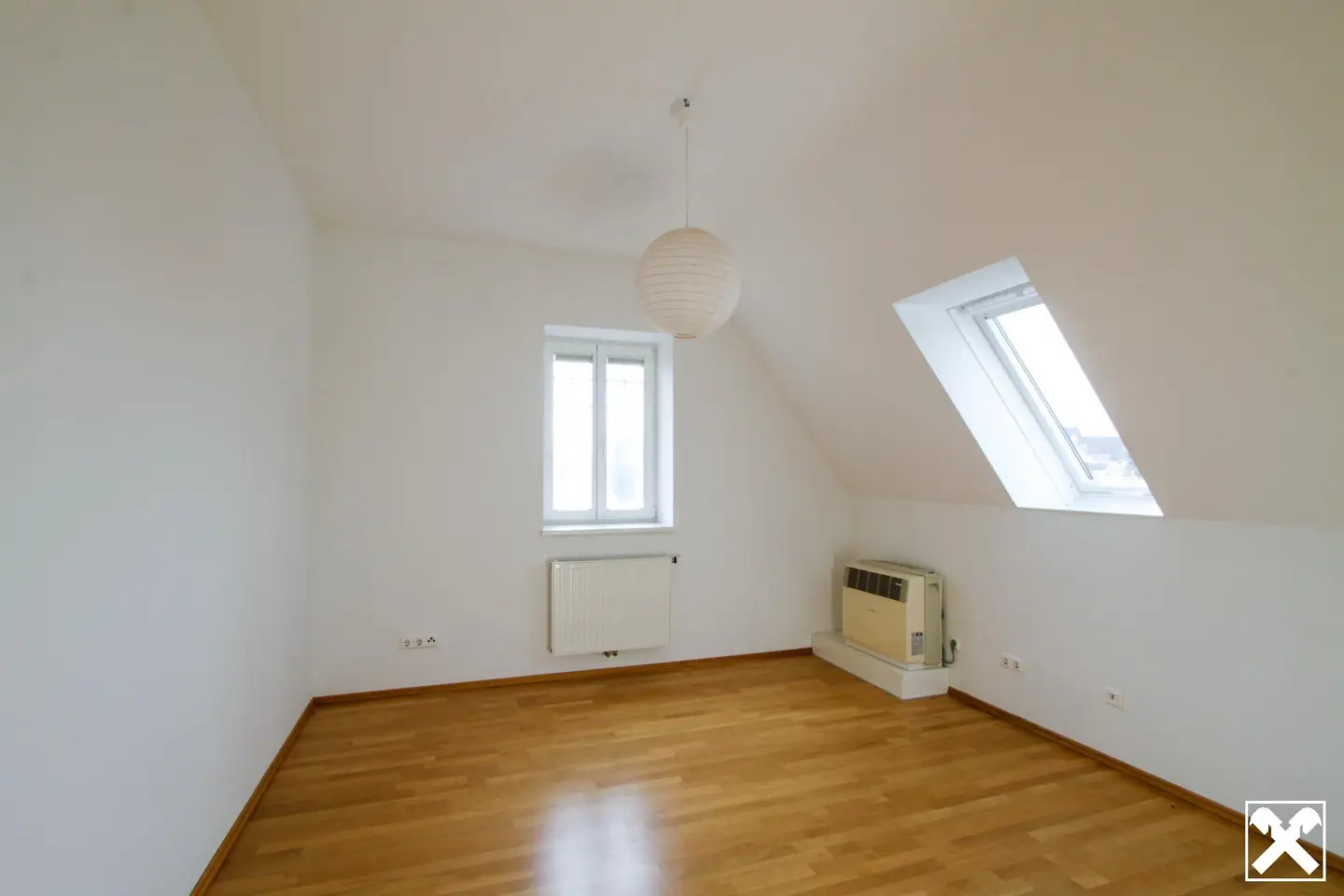 Lichtdurchflutete Dachgeschosswohnung in stilvoller Stadtvilla mit Lift