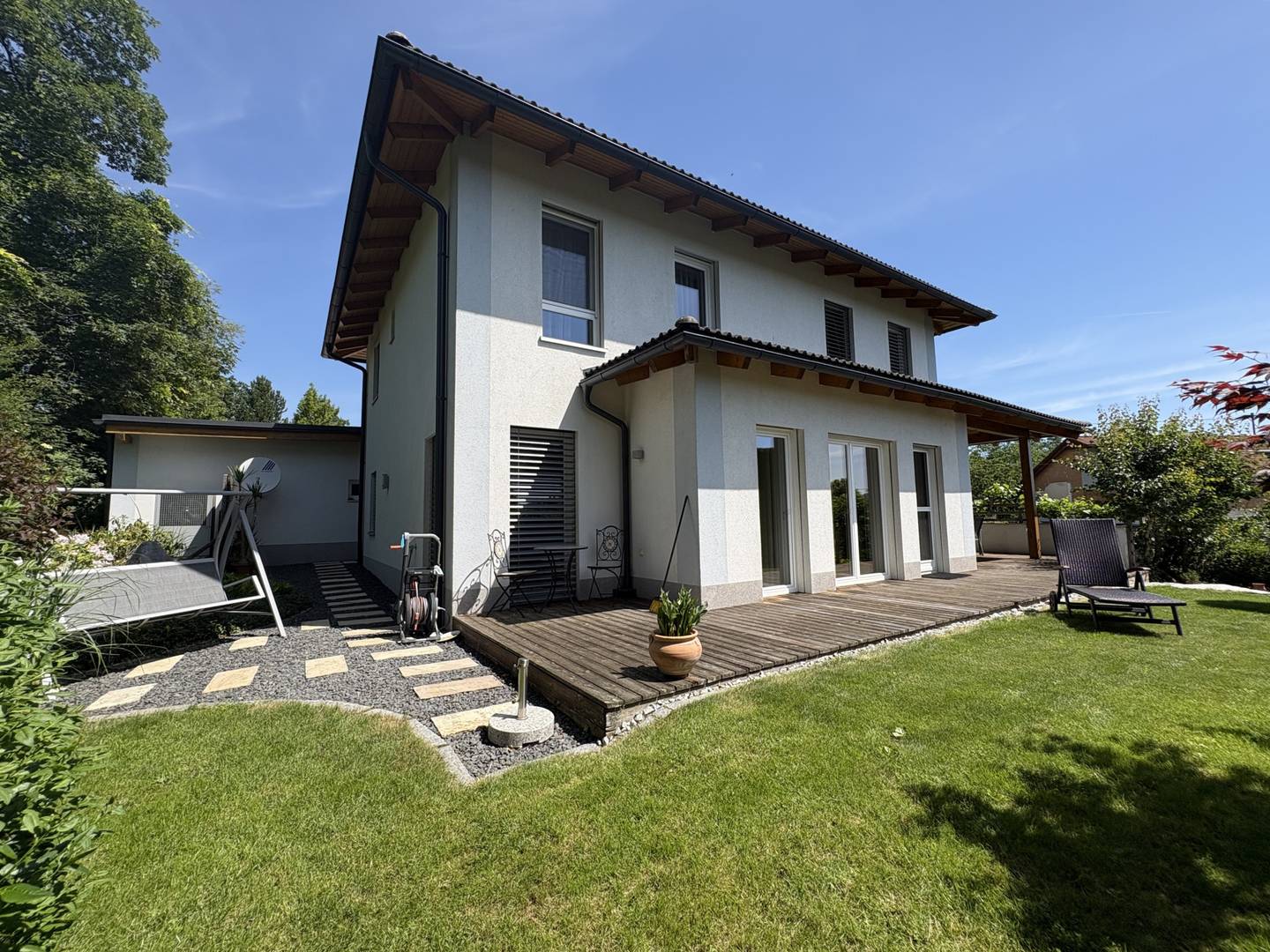 Neuwertige familienwohnung mit Doppelgarage und gepflegtem Garten