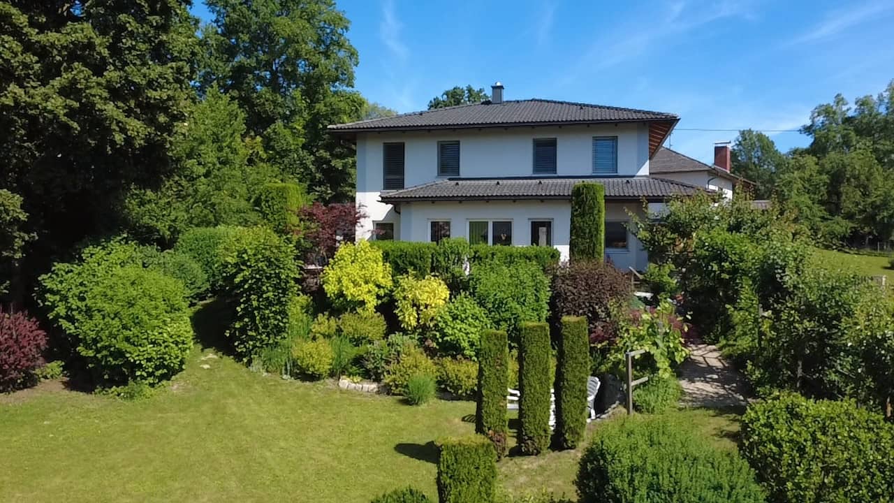 Neuwertige familienwohnung mit Doppelgarage und gepflegtem Garten