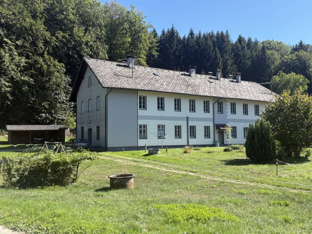 Anlegerwohnung mit Entwicklungspotenzial und großem Grundstück
