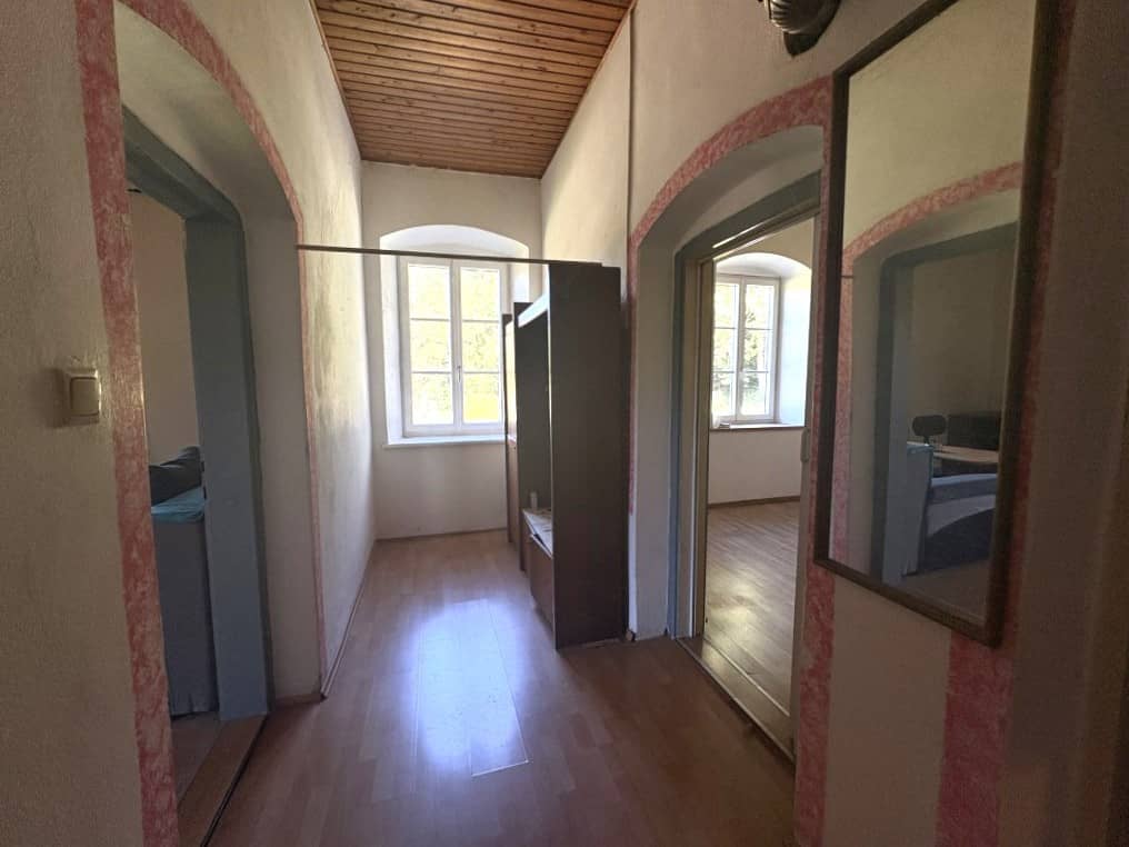 Anlegerwohnung mit Entwicklungspotenzial und großem Grundstück