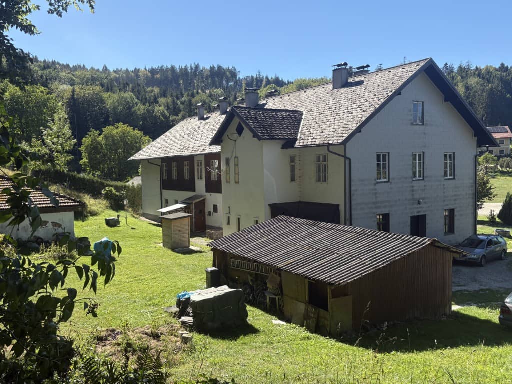 Anlegerwohnung mit Entwicklungspotenzial und großem Grundstück