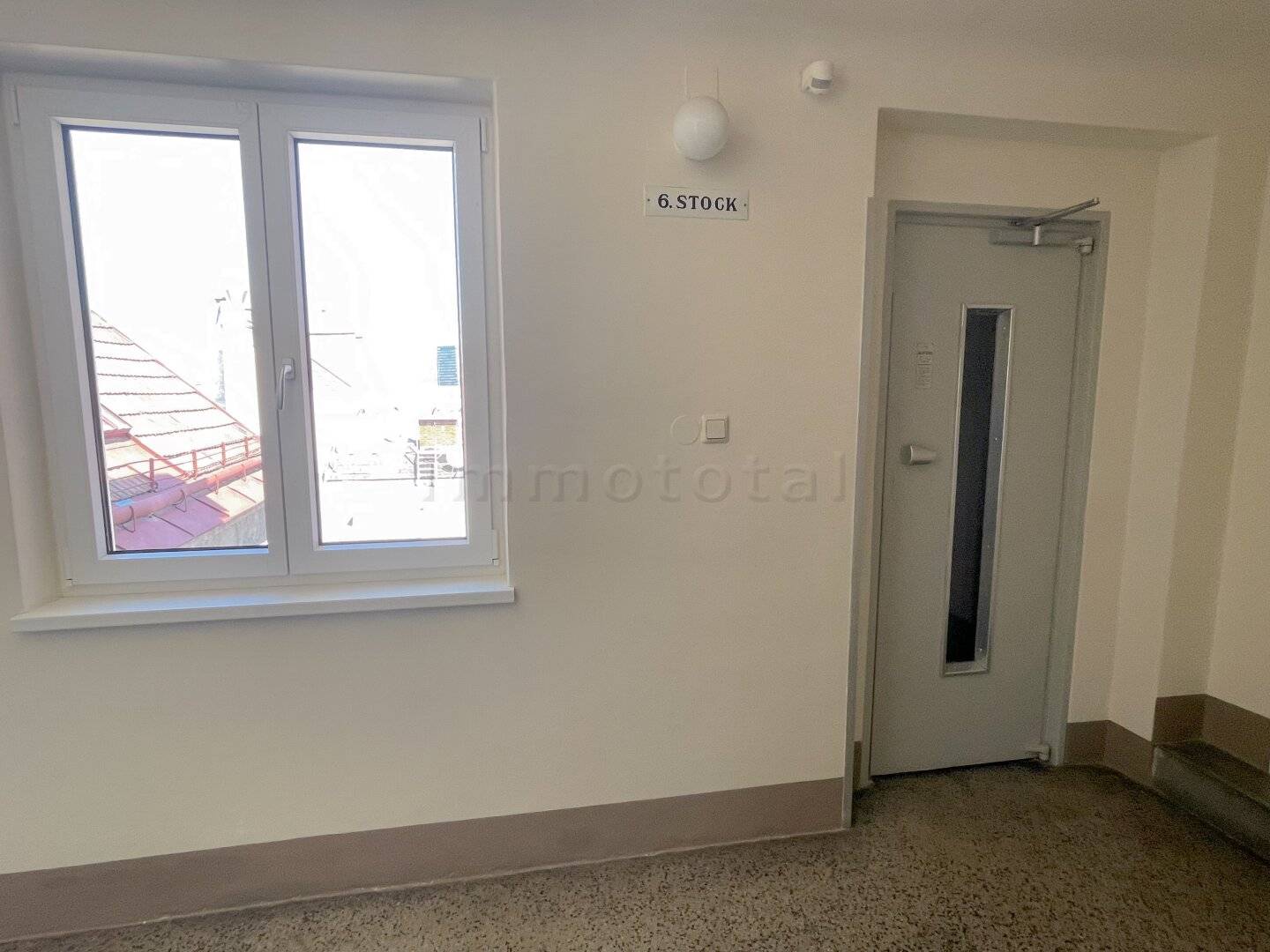 U1 Reumannplatz - Bright 2-room attic apartment on the 6th floor with lift