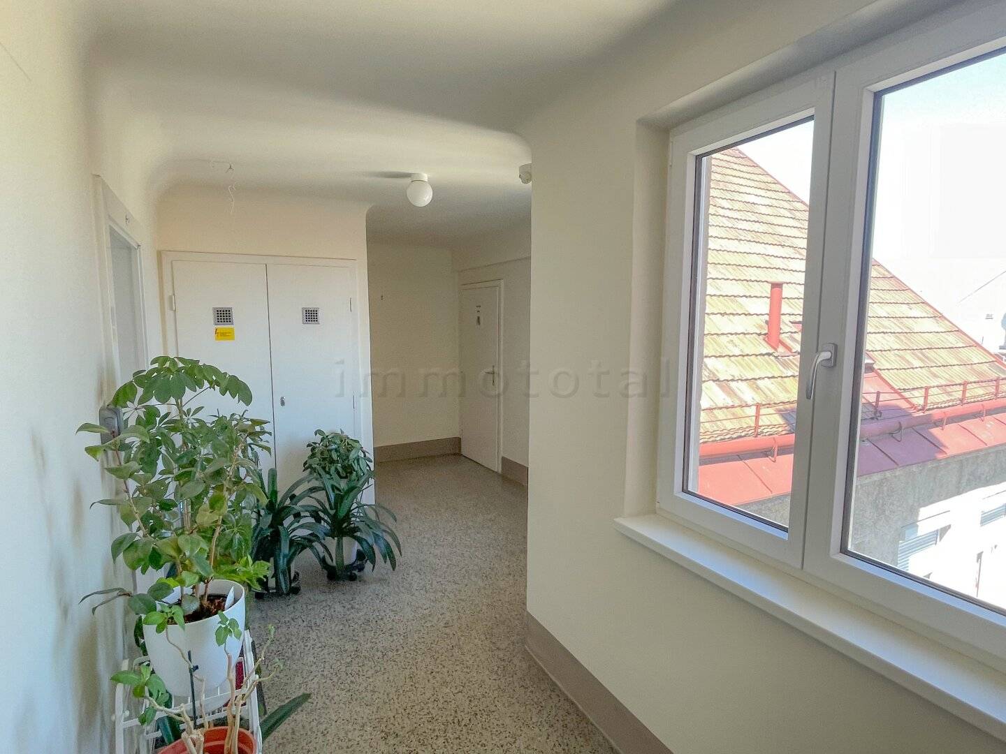 U1 Reumannplatz - Bright 2-room attic apartment on the 6th floor with lift