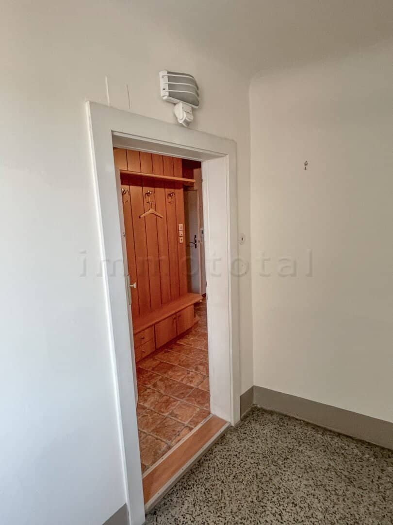 U1 Reumannplatz - Bright 2-room attic apartment on the 6th floor with lift
