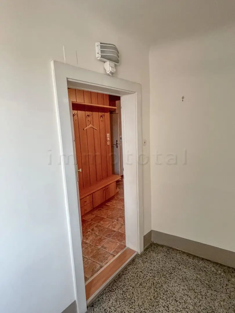 U1 Reumannplatz - Bright 2-room attic apartment on the 6th floor with lift