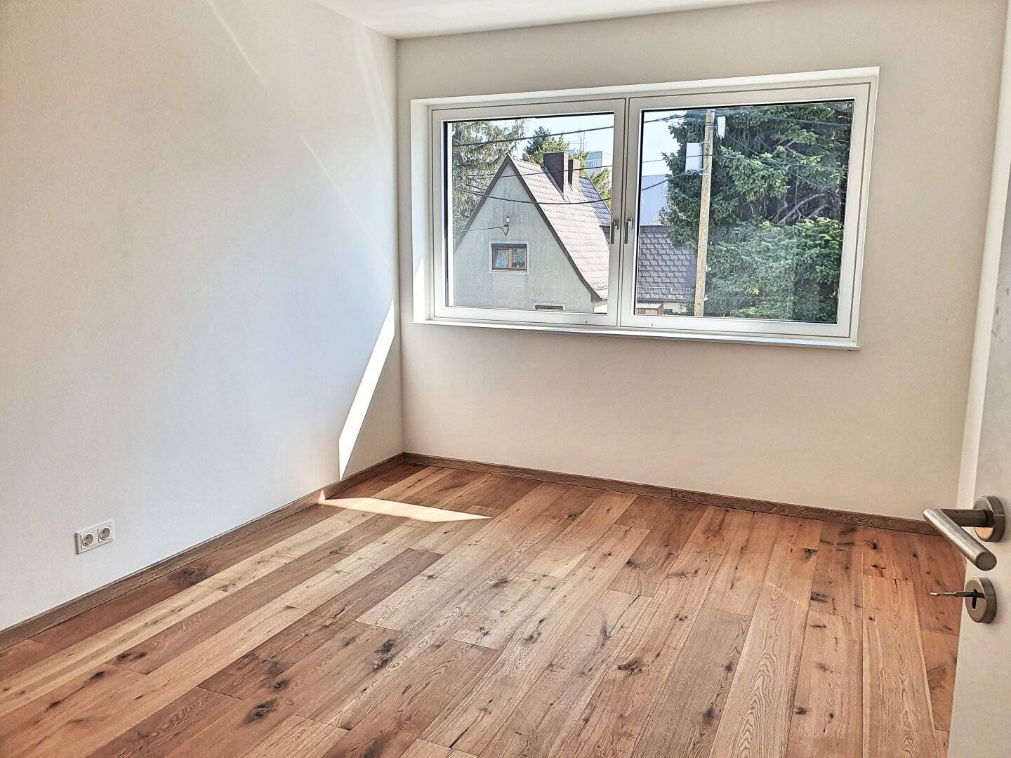 For investors: Nearly new semi detached house with very good public transport connections - currently rented until August 2031 with approx. 4% yield