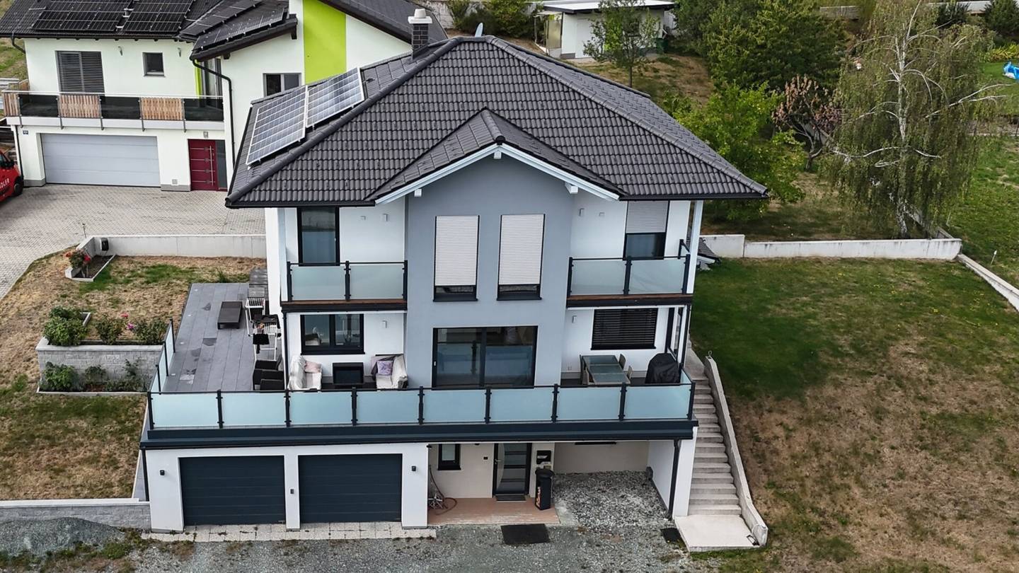 Modern single-family house with spacious terrace and double garage