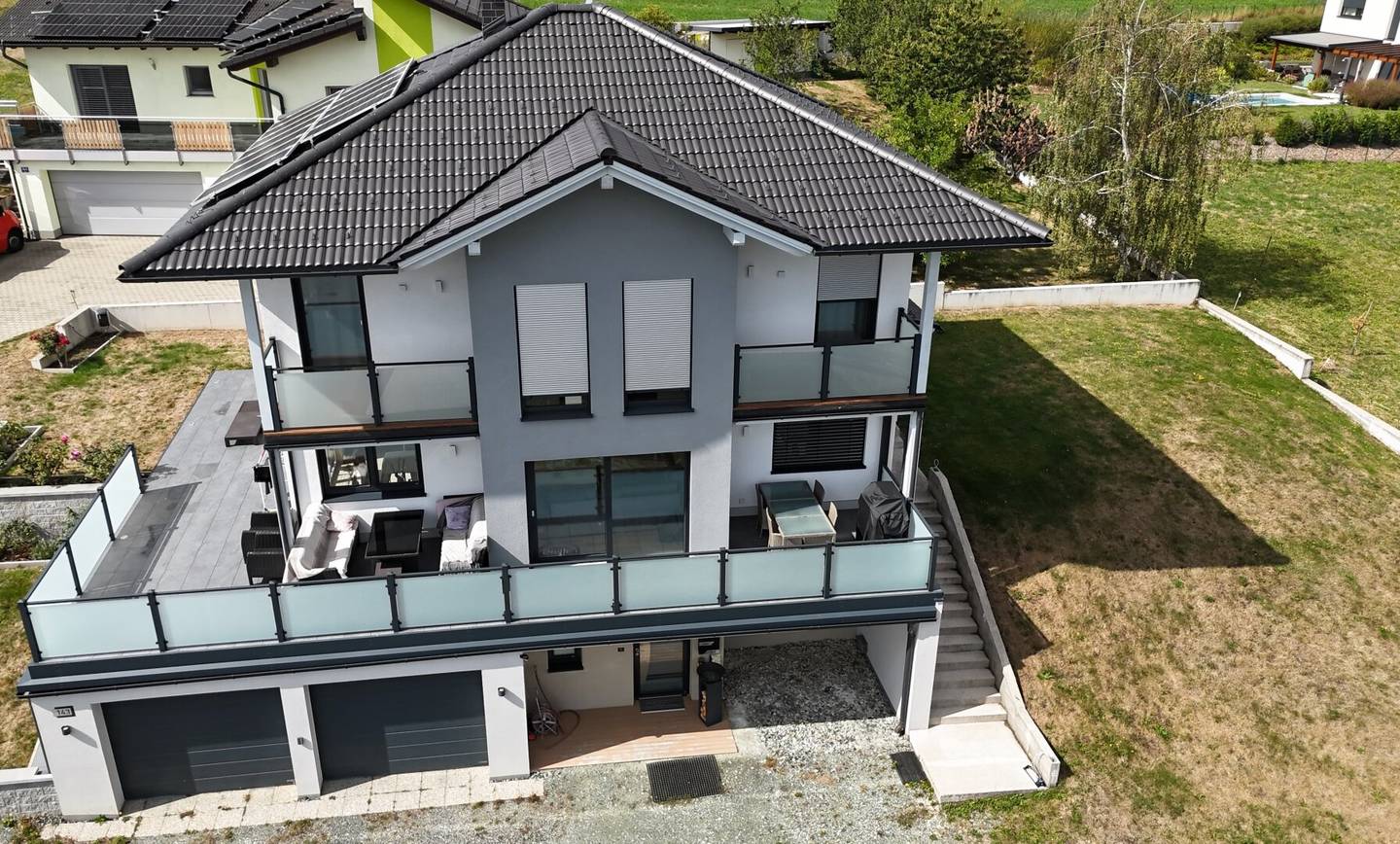 Modern single-family house with spacious terrace and double garage