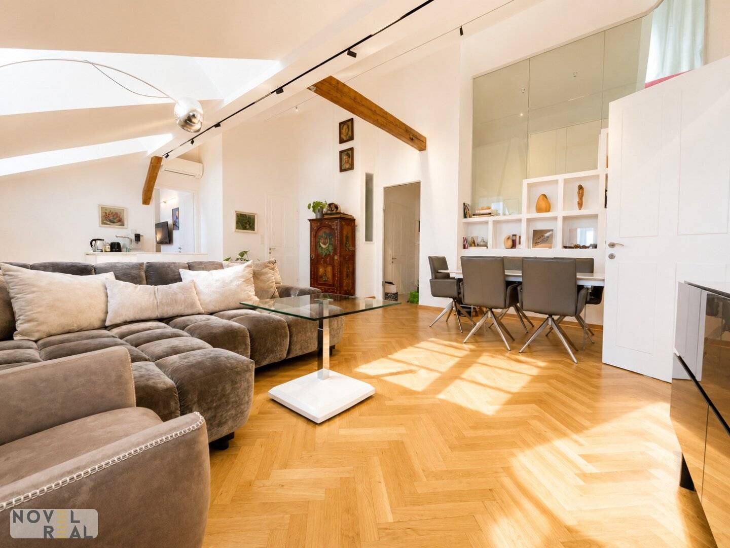 Spectacular penthouse with spacious roof terrace