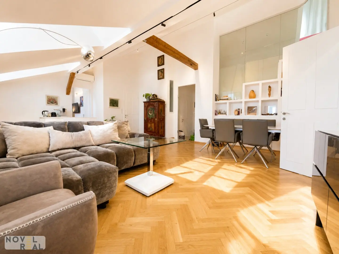 Spectacular penthouse with spacious roof terrace